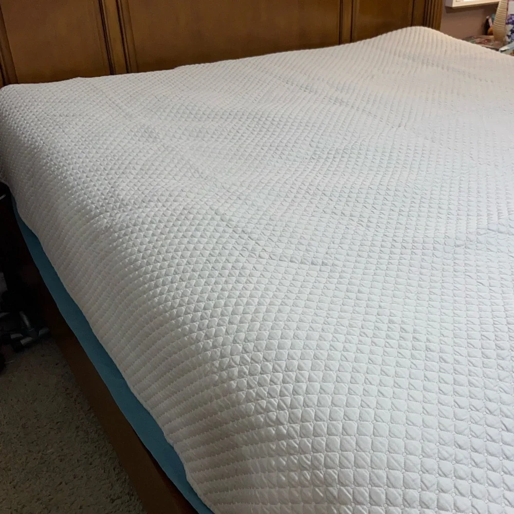 Like new Charter Club Quilt damask full/queen quilt coverlet